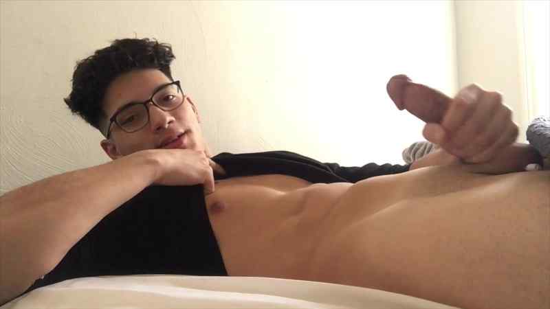 Jerking my young dick in bed and cumming over myself – Kyler Kristo (emilivno)