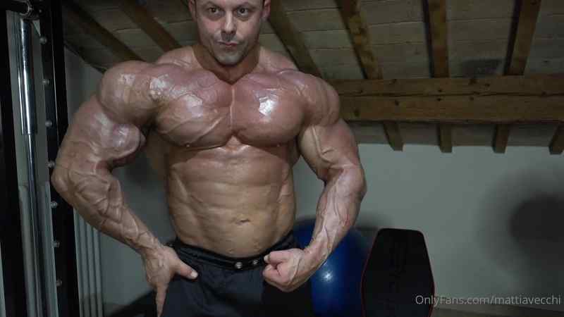 Working Out and Showing Off My Muscles – Mattia Vecchi (Mattiavecchi)